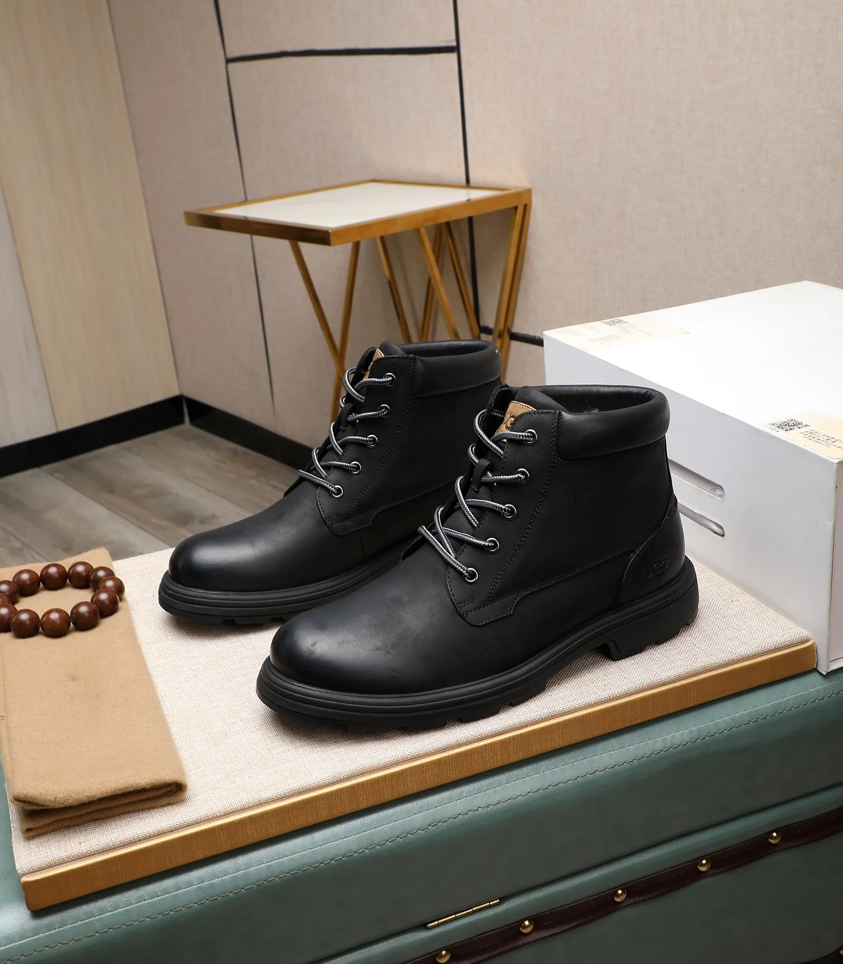 Men's men's shoes💰640 UGG (100% genuine wool lining, 10% off for fake ones) Please pay attention to the quality of the original order and compare the thickness of the wool🏮🏮Hot-selling UGG from Australia's warm luxury brand men's shoes, the official website is synchronized, Beckham men's style..., made of imported top-layer waxed cowhide, waxed toe cap, Australian real wool velvet lining Carefully sewn...Imported rubber Martin boots outsole (comfortable, soft and wear-resistant). I really like the quality..Exquisite workmanship. You can't put it down at first sight. Size 39-44